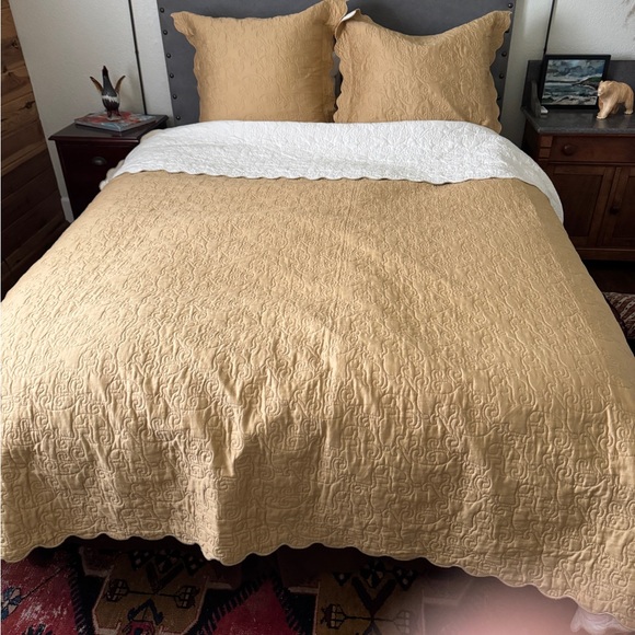 Elegant Tan and White Quilted Bedding Set - Picture 3 of 4